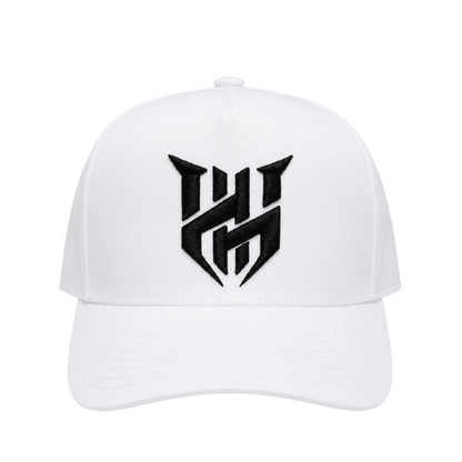 Monarch Cap en blanc, une casquette snapback structurée par Hype Heaven Studios