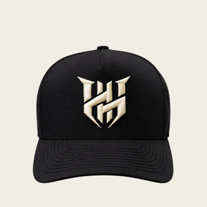 Origin Performance Cap, noire avec écusson brodé crème, sur fond crème
